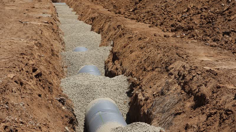 Pipe laying on a bedded trench